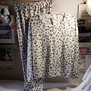 Nicole Miller ⚜️Cream and Gray Leopard Print Silky Soft Pajama Set L ⚜️🐆⚜️